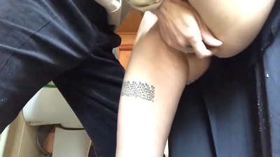 Squirt kooli tualetis, tõeline vahutav orgasm - minu õpetaja andis endast parima